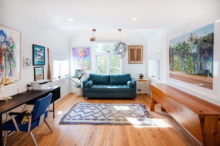 المكتب المشمس الذي يتضاعف كغرفة نوم إضافية، وذلك بفضل أريكة نوم مريحة مع مرتبة ميموري فوم