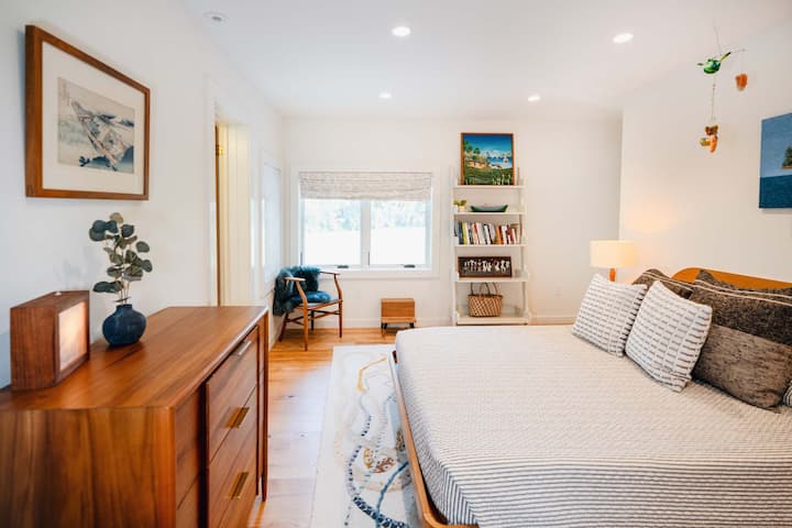 غرفة نوم 2، بسرير كامل الحجم وحمام كامل خاص