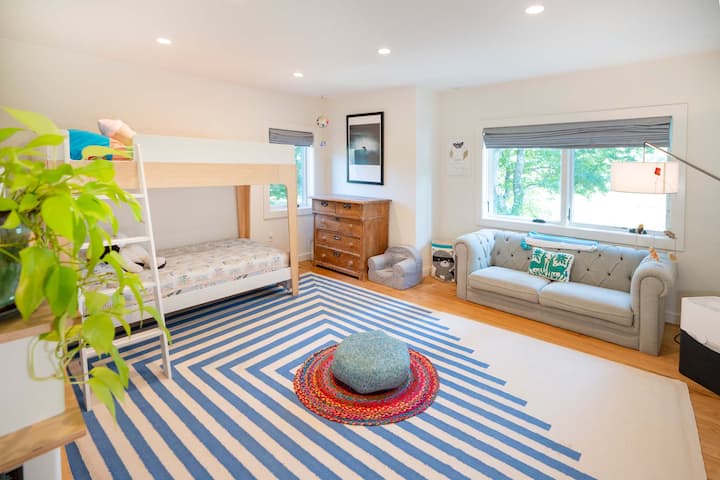 غرفة الأطفال مع سرير بطابقين وألعاب وكتب للأطفال