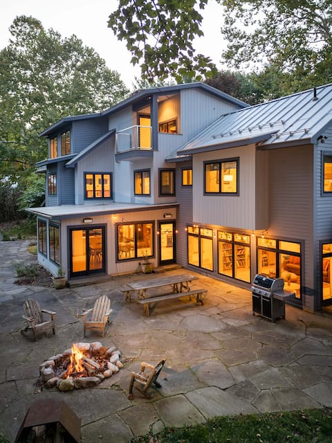 Luxury retreat with sauna on 20 acres