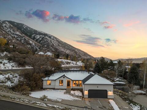 16 Person Hot Tub/Swim Spa! 20 min to Ski Resorts