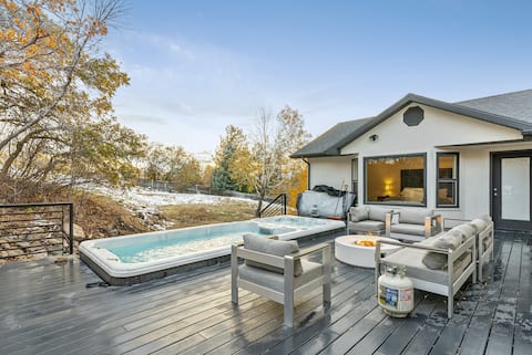 16 Person Hot Tub/Swim Spa! 20 min to Ski Resorts