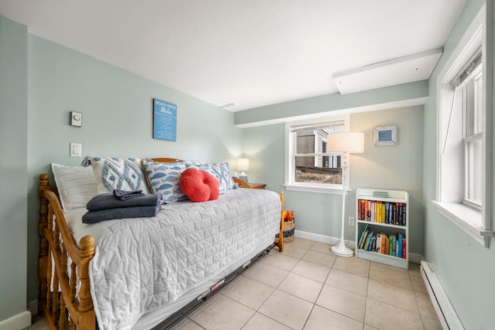 Dormitorio 2 en el primer piso con una cama doble y dos camas nido. ¡Equipado con una cuna, juguetes y muchos libros para leer mientras descansas en la playa!