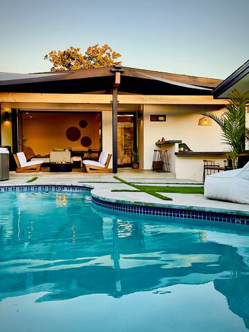 Mid Century Modern Tropical Beach Villa with Pool gallery image 4