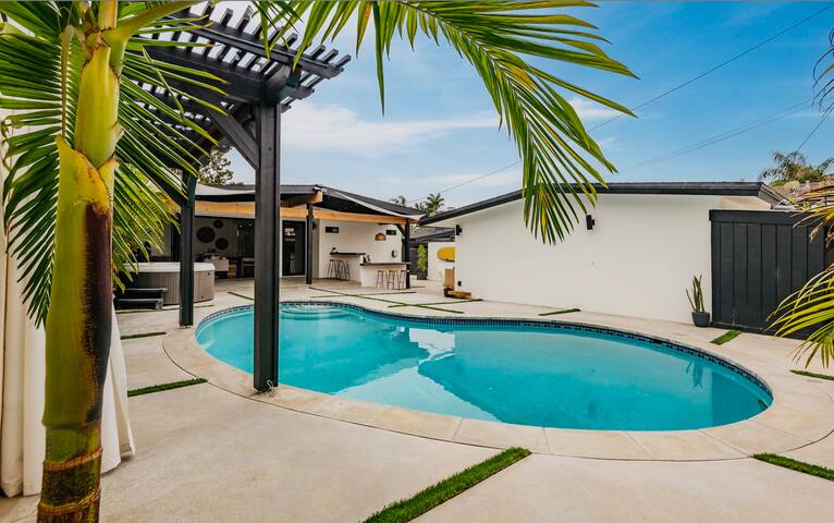 Mid Century Modern Tropical Beach Villa with Pool gallery image 2
