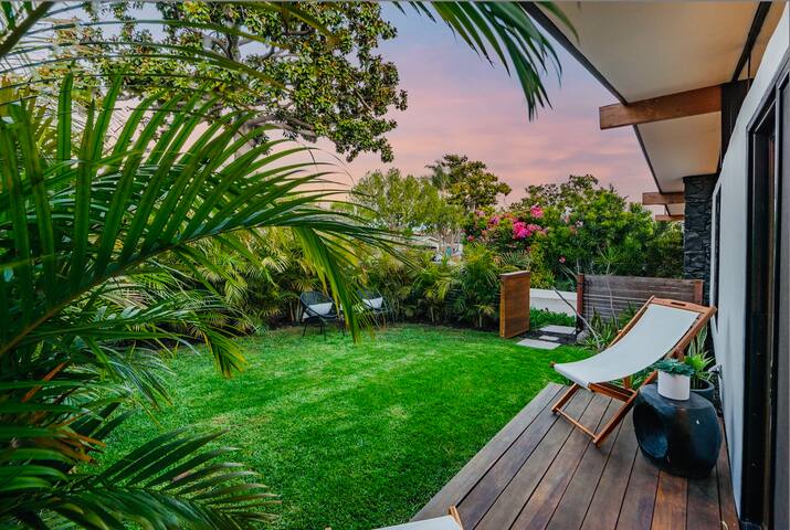 Mid Century Modern Tropical Beach Villa with Pool gallery image 5