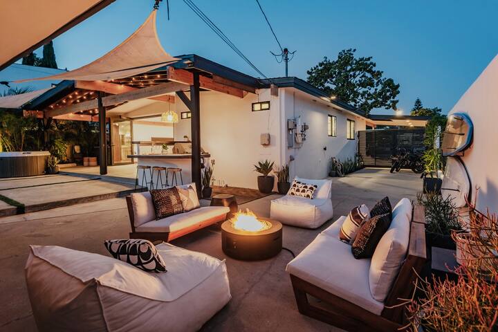 Mid Century Modern Tropical Beach Villa with Pool gallery image 3