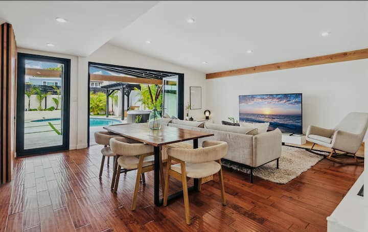 Mid Century Modern Tropical Beach Villa With Pool - Seal Beach, CA