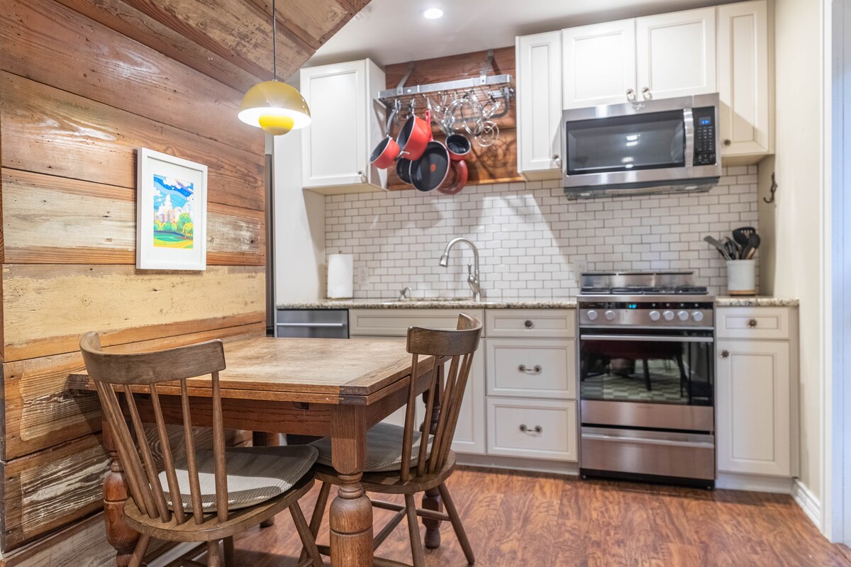 Cozy & Quiet Retreat | Walk to SoCo and Town Lake!