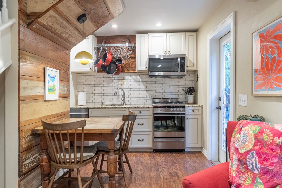 Cozy & Quiet Retreat | Walk to SoCo and Town Lake!