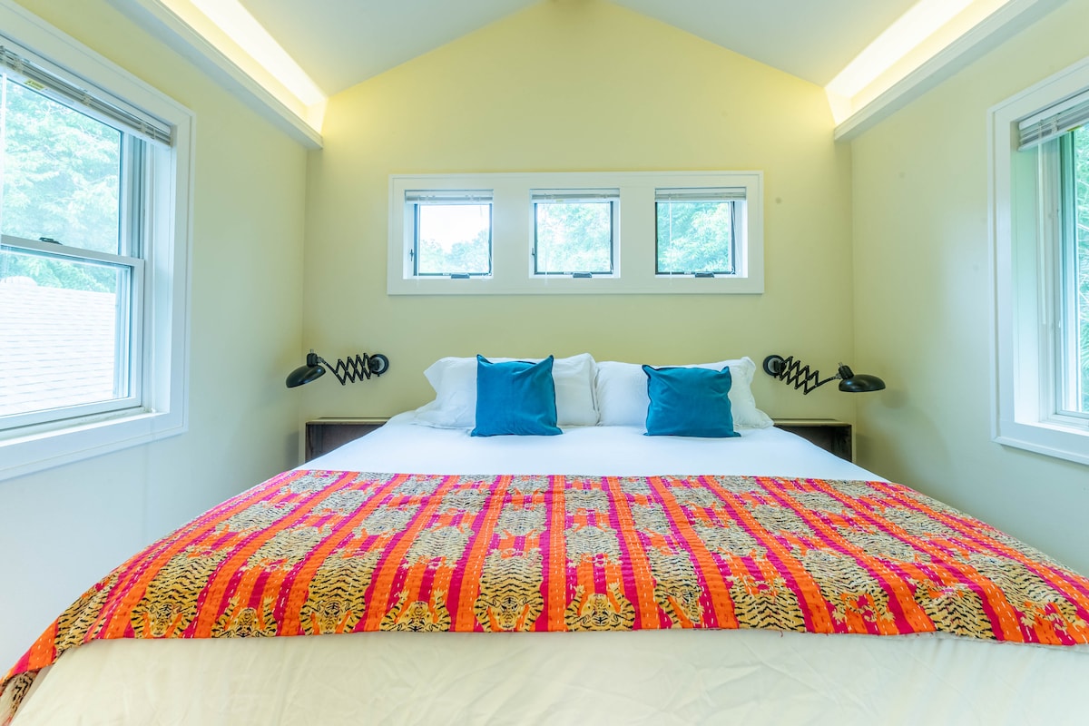 Cozy & Quiet Retreat | Walk to SoCo and Town Lake!