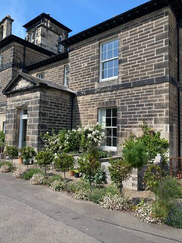 Beachside Spacious Edinburgh home 15 min from City