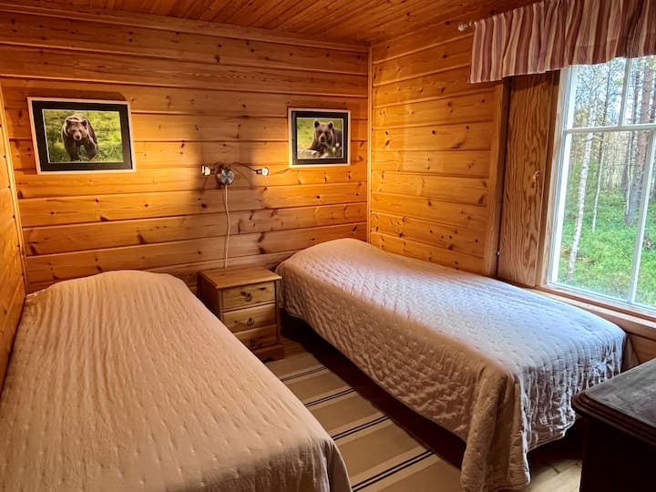 Втората спална соба на долниот кат има два кревета широки 80 см