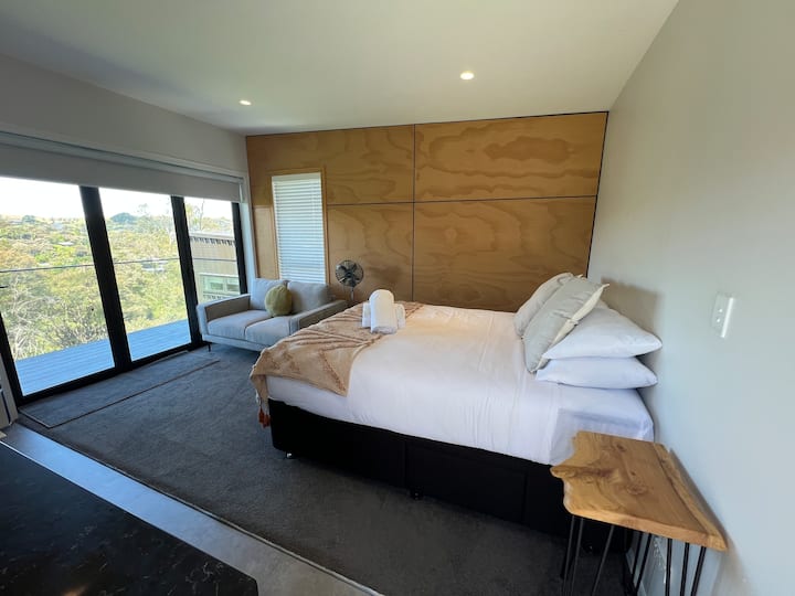 Modern Studio Pod With Valley Views - Waiheke Island