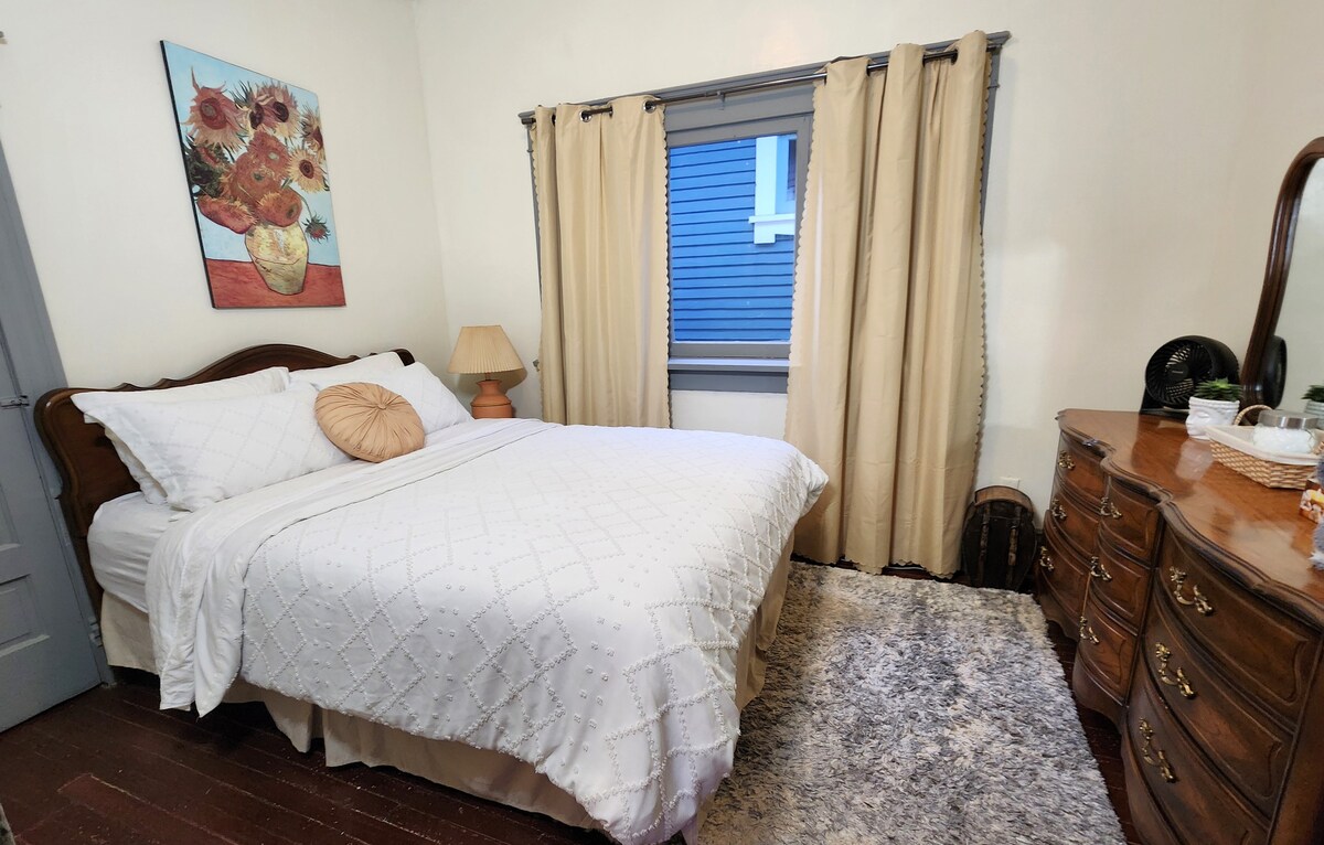 Chumba cha kulala cha ghorofa ya juu nje ya chumba cha kulia. Makoti ya nyumba, slippers na bidhaa za kuogea zimejumuishwa. 