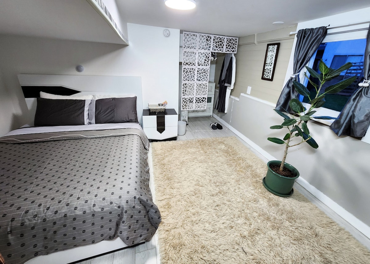 Chumba cha kwanza cha kulala cha ghorofa ya chini ambacho ni kama sehemu yake ya kujitegemea chenye muundo maridadi zaidi wa kisasa. 