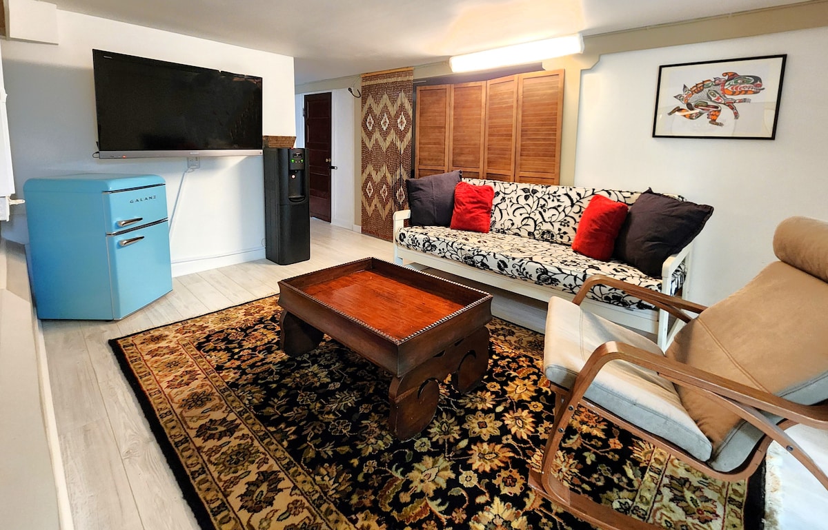 Sebule ya kiwango cha chini iliyo na televisheni kubwa ya skrini, kiyoyozi cha maji na friji ndogo. Chumba hiki kiko karibu na chumba cha nne cha kulala na hutengeneza sehemu nyingine ya kujitegemea yenye haiba yake mwenyewe. 