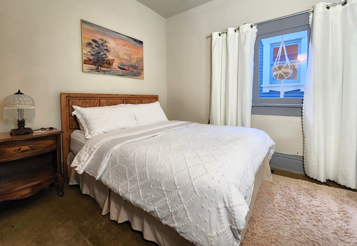 Chumba cha kulala cha ghorofa ya juu nje ya jikoni. Makoti ya nyumba, slippers na bidhaa za kuogea zimejumuishwa. 