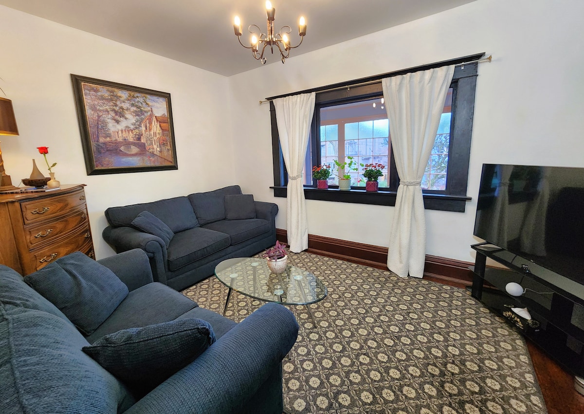 Sebule ya ghorofa ya juu ambayo inaangalia kwenye solari. Ina televisheni ya 55" 4K UHD na Alexa.