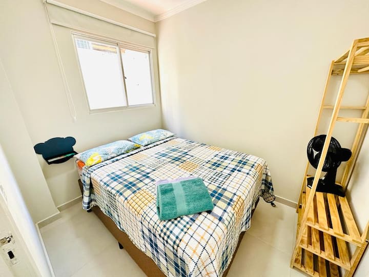 חדר שינה זוגי ומאוורר