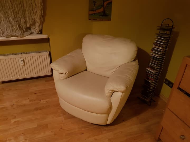 Silla mecedora moderna de fabricación italiana en el dormitorio principal.