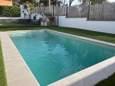 Spectacular house in Llagostera, with a pool.