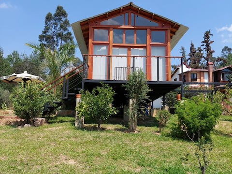 Beautiful wooden cabin between mountains in Tinjacá