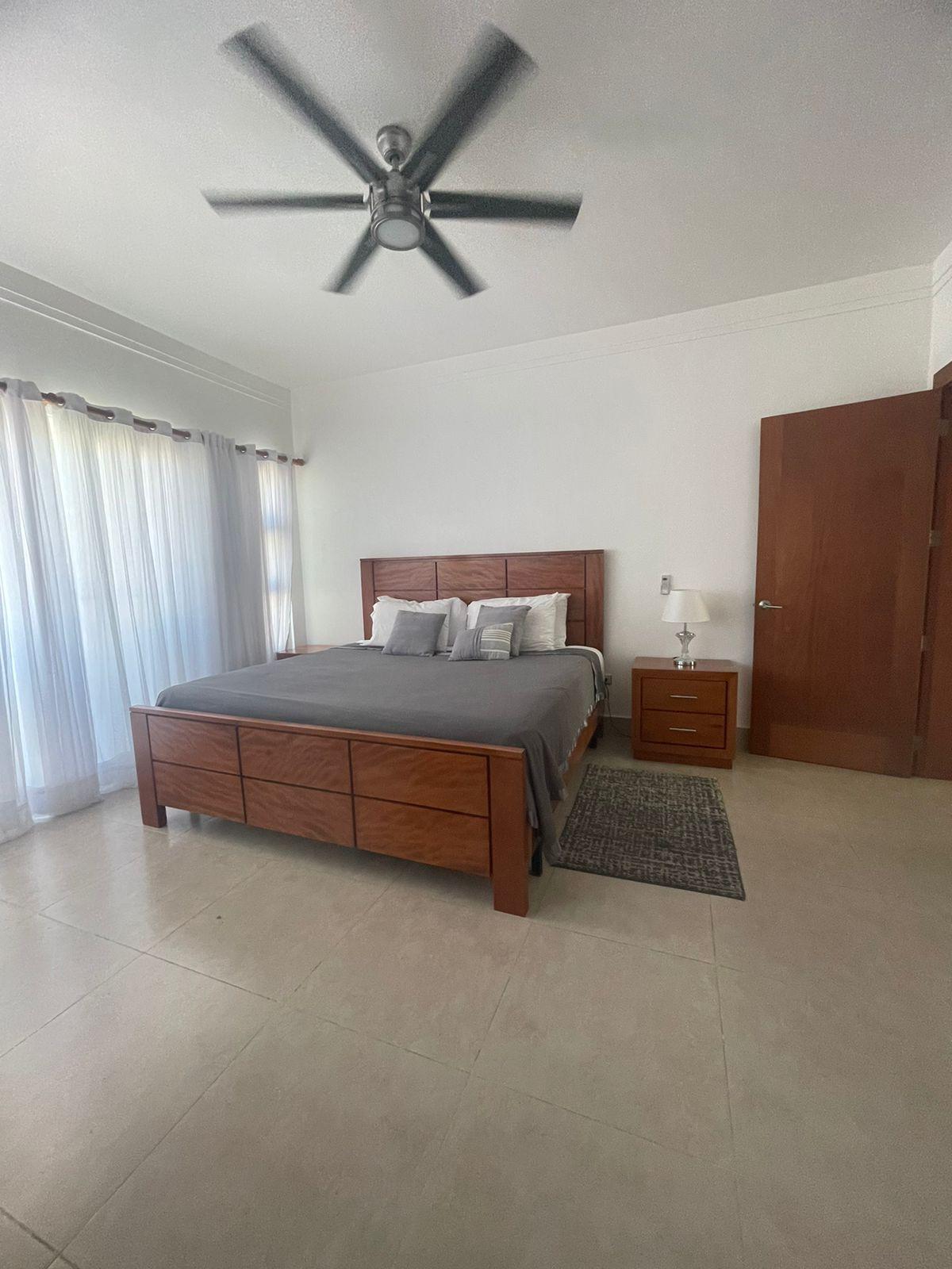 主卧2米宽双人床