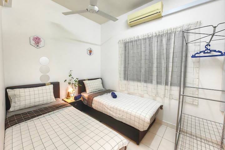 Kuna chumba cha kulala cha tatu chenye vitanda viwili vya mtu mmoja.