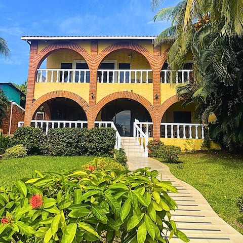 Oceanfront Point Palmarcito