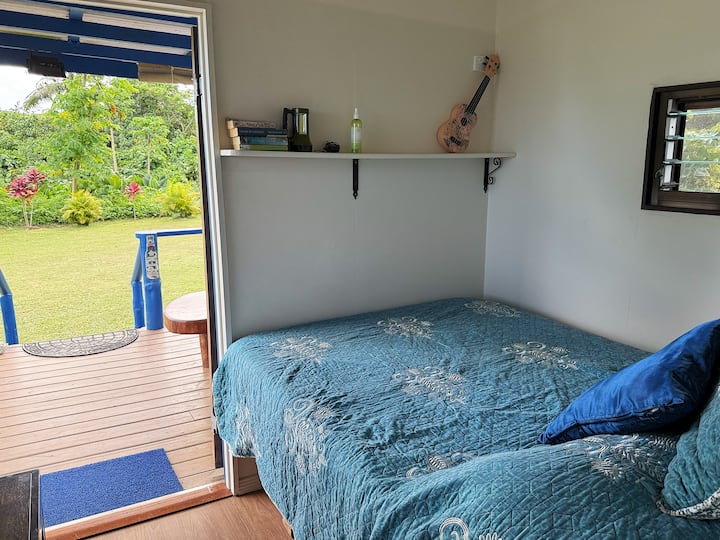 ด้านในมีเตียงคู่พร้อมห้องครัวขนาดเล็กและห้องน้ำ เปิดถึงดาดฟ้าขนาด 3 เมตร x 3 เมตร (10 'x 10 ') พร้อมม่านม้วนทุกด้าน 