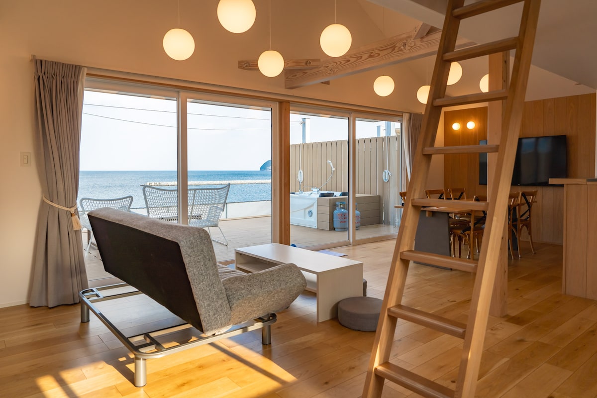 Ელეგანტური მომენტები საყვარელ ადამიანებთან ერთად სეტოს შიდა ზღვის დათვალიერებისას მისაღები ოთახიდან