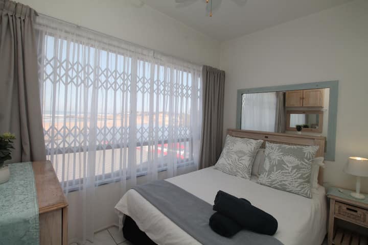 Clover Bay 4, ovaj dvosobni stan savršeno je pozicioniran u kompleksu na plaži u St. Michaels on Sea. Druga  spavaća soba ima bračni krevet i pamučnu posteljinu za vašu udobnost. Odlično odredište za odmor.