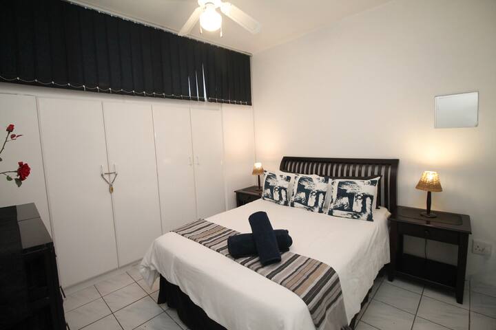 Clover Bay 4, ovaj dvosobni stan savršeno je pozicioniran u kompleksu na plaži u St. Michaels on Sea. Glavna spavaća soba ima bračni krevet i vlastitu kupaonicu s tušem i kadom.