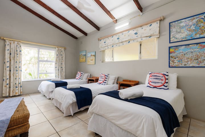 Ფერვიუ-ჰაუსი, ეს მშვენიერი ოთხსაძინებლიანი სახლი უვონგოში მდებარეობს და შესანიშნავი დასასვენებელი ადგილია. Მეოთხე საძინებელში არის სამი ერთადგილიანი საწოლი.