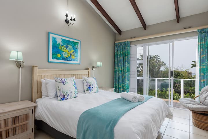 Ფეირვიუს სახლი, ეს მშვენიერი ოთხსაძინებლიანი სახლი პლაჟთან მდებარეობს უვონგოში. Მეორე საძინებელი, ასევე, იხსნება აუზისკენ მიმავალ პატიოზე.  Თქვენი კომფორტისთვის არსებობს ბამბის თეთრეული. Შესანიშნავი დასასვენებელი ადგილი.