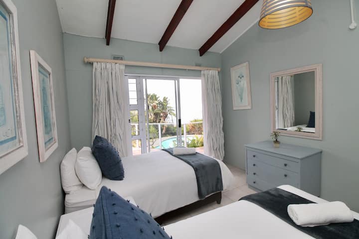 Ფერვიუ, ეს მშვენიერი ოთხსაძინებლიანი სახლი უვონგოში მდებარეობს და შესანიშნავი დასასვენებელი ადგილია. Მესამე საძინებელში არის ორი ერთადგილიანი საწოლი, ასევე, იხსნება აუზისკენ მიმავალ პატიოზე.