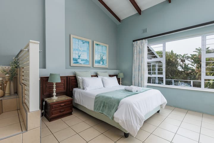 Ფეირვიუს სახლი, ეს მშვენიერი ოთხსაძინებლიანი სახლი პლაჟთან მდებარეობს უვონგოში. Მთავარ საძინებელში არის კონდიციონერი, რომელიც იხსნება აუზისკენ მიმავალ პატიოზე. Ოთახში არის აბაზანა, რომელშიც შეგიძლიათ დაისვენოთ. 