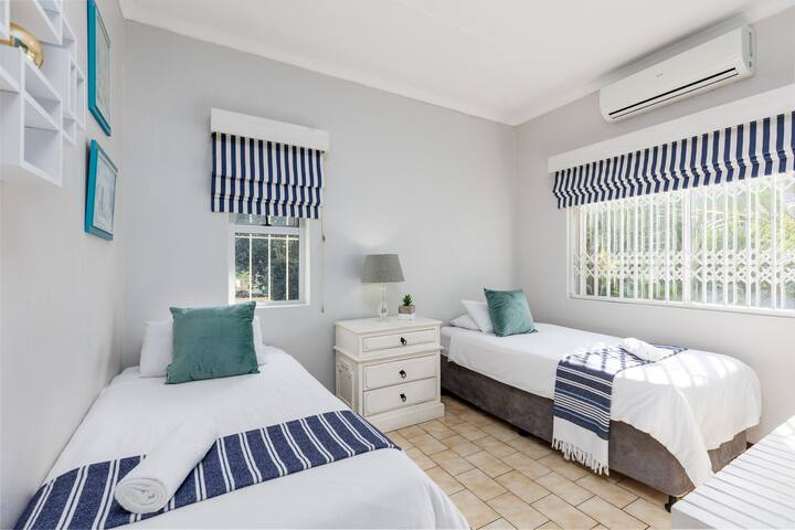Nellelani 5,  este elegantemente decorado de tres dormitorios está perfectamente situado en un complejo frente a la playa en Manaba Beach. Hay hermosas vistas al mar. El tercer dormitorio cuenta con dos camas individuales y aire acondicionado, así como ropa de cama de algodón para tu comodidad. 