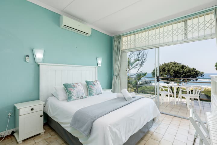 Nellelani 5, este elegantemente decorado de tres dormitorios se encuentra en un complejo frente a la playa con acceso directo a la playa. El dormitorio principal tiene aire acondicionado, cama tamaño queen y se abre al espacioso balcón donde hay impresionantes vistas al mar.