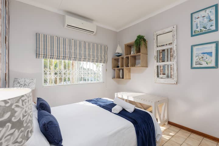 Nellelani 5,  este elegantemente decorado de tres dormitorios está perfectamente situado en un complejo frente a la playa en Manaba Beach. Hay hermosas vistas al mar. El segundo dormitorio cuenta con un dormitorio tamaño queen y aire acondicionado, así como ropa de cama de algodón para tu comodidad. 