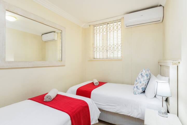 Santorini 401 - Chumba cha kulala cha tatu kilicho na koni ya hewa, malazi ya likizo ya kujipatia chakula huko Margate.