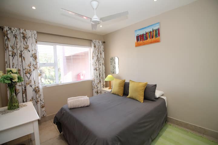 Mystique 20, encantador apartamento de tres dormitorios situado en un complejo frente a la playa en Shelly Beach. El segundo dormitorio tiene una cama doble y tiene ropa de cama de algodón para tu comodidad.