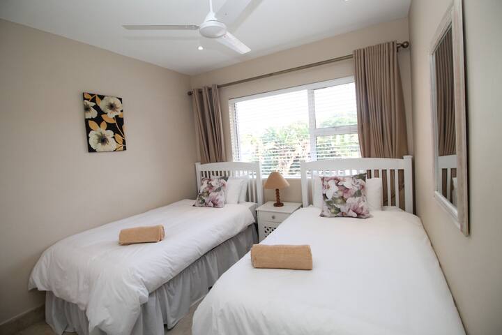 Mystique 20, encantador apartamento de tres dormitorios que es adecuado para autoservicio en un complejo frente a la playa en Shelly Beach. El tercer dormitorio tiene dos camas individuales y tiene sábanas de algodón para tu comodidad.