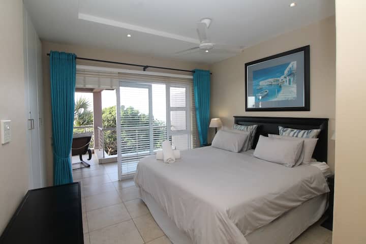 Mystique 20, encantador de tres dormitorios situado en un complejo popular en Shelly Beach. El dormitorio principal tiene una cama tamaño queen y ropa de cama de algodón para tu comodidad. Hay un baño privado que cuenta con bañera.