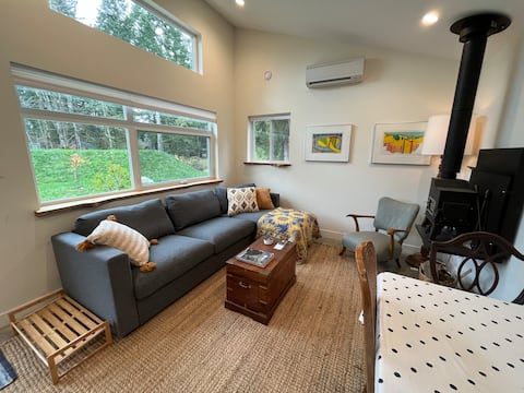 Successful Airbnb property: Bright Courtenay Country Cabin in Comox Valley C (Puntledge Black Creek)