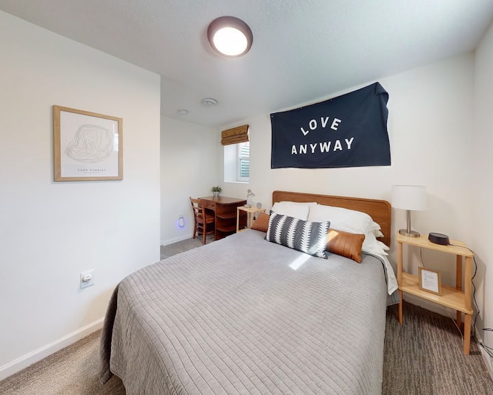 #4 од 4 спални соби имаат кревет за 2 лица. Има поставено биро за незадолжителен работен простор.