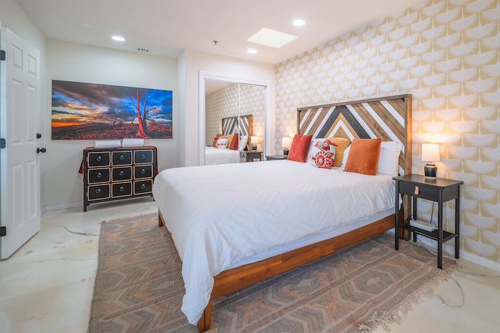 Cada una de nuestras habitaciones es espaciosa, incluye mucho espacio de almacenamiento para estancias más largas. Las fotografías personalizadas de Henry decoran la casa.