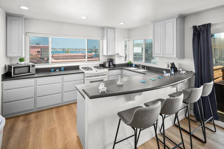 10 Bedroom Water View Home – North Mission Beach gallery image 4