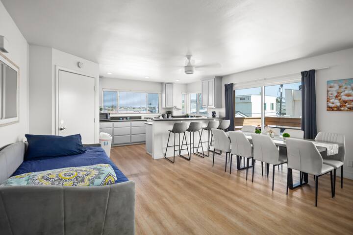 10 Bedroom Water View Home – North Mission Beach gallery image 3